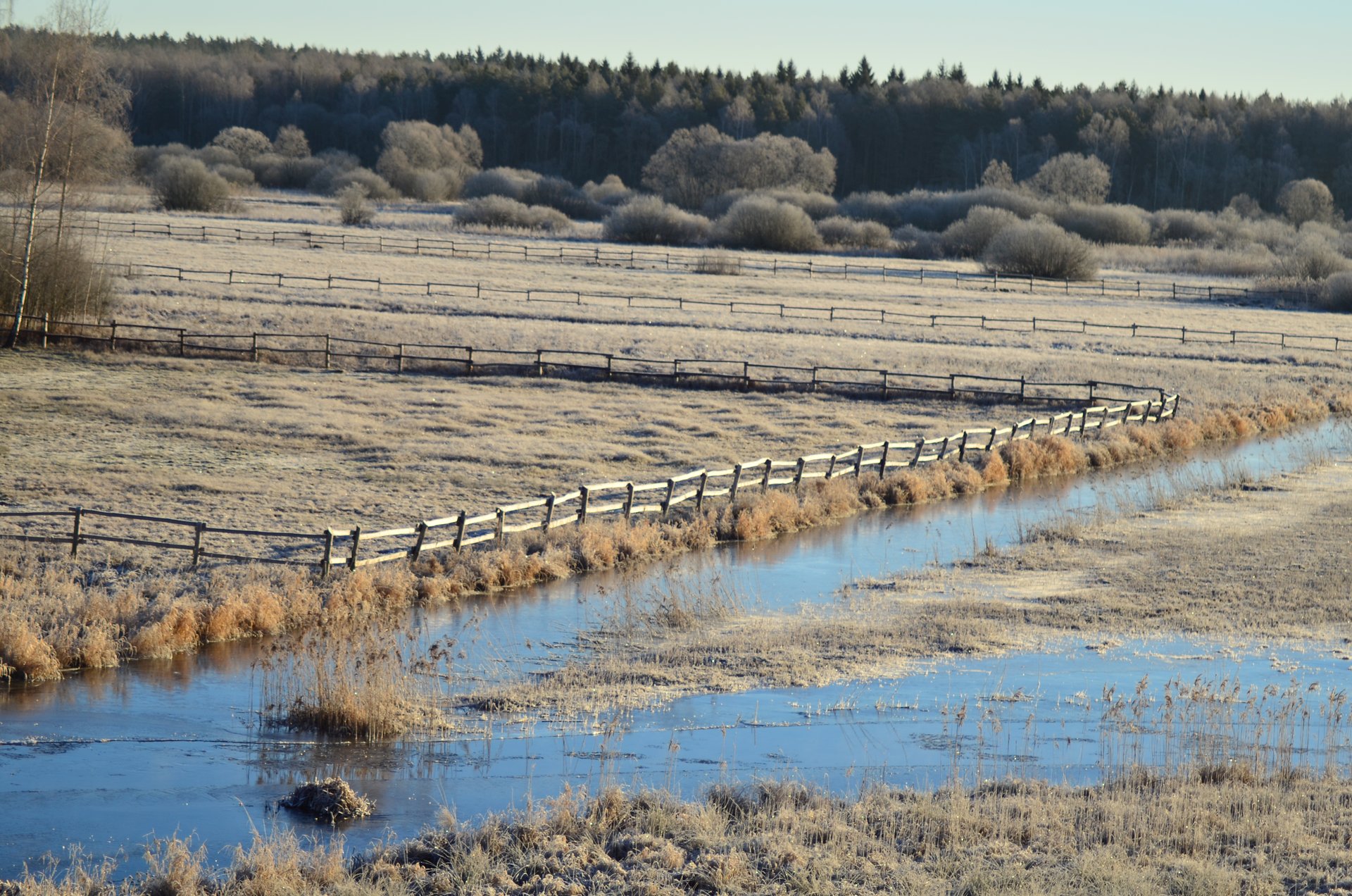 zima rzeka płotyfree photo darmowe zdjęcie