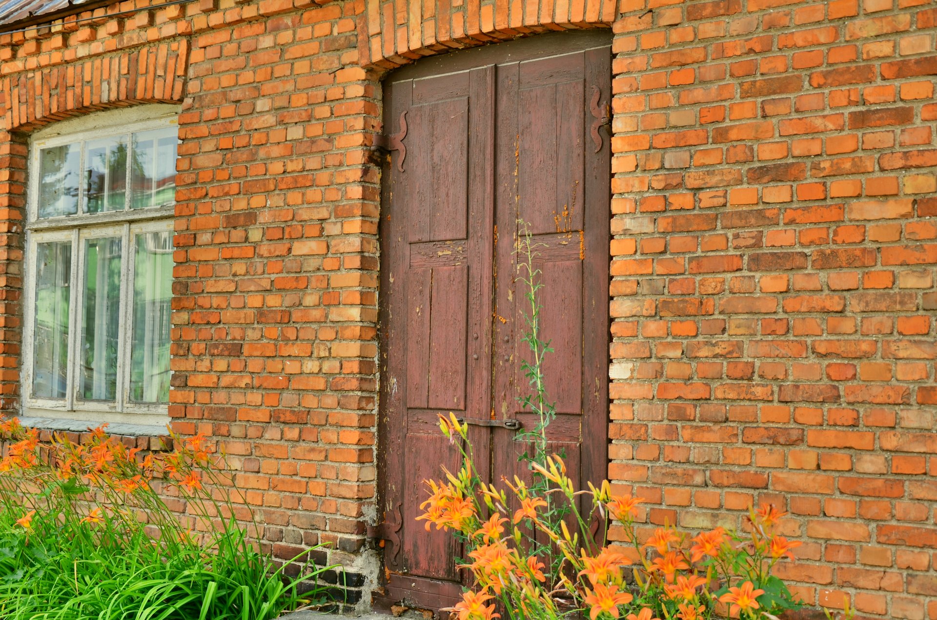 Suchowola drzwi dom murowany cegła czerwona drzwi oknofree photo darmowe zdjęcie