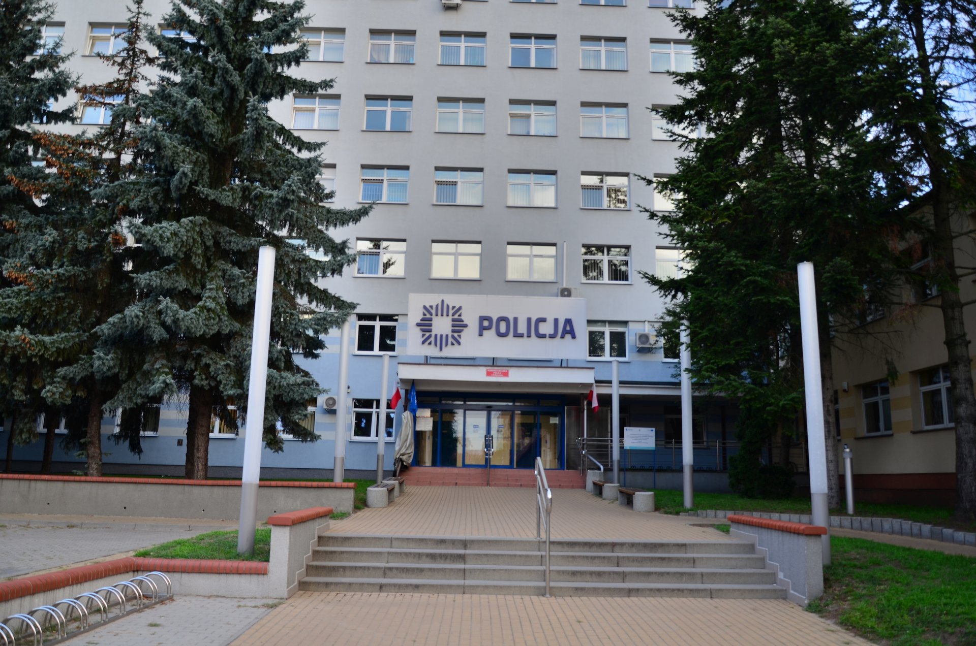 Białystok Policja Komenda Miejska Policji w Białymstoku Bemafree photo darmowe zdjęcie