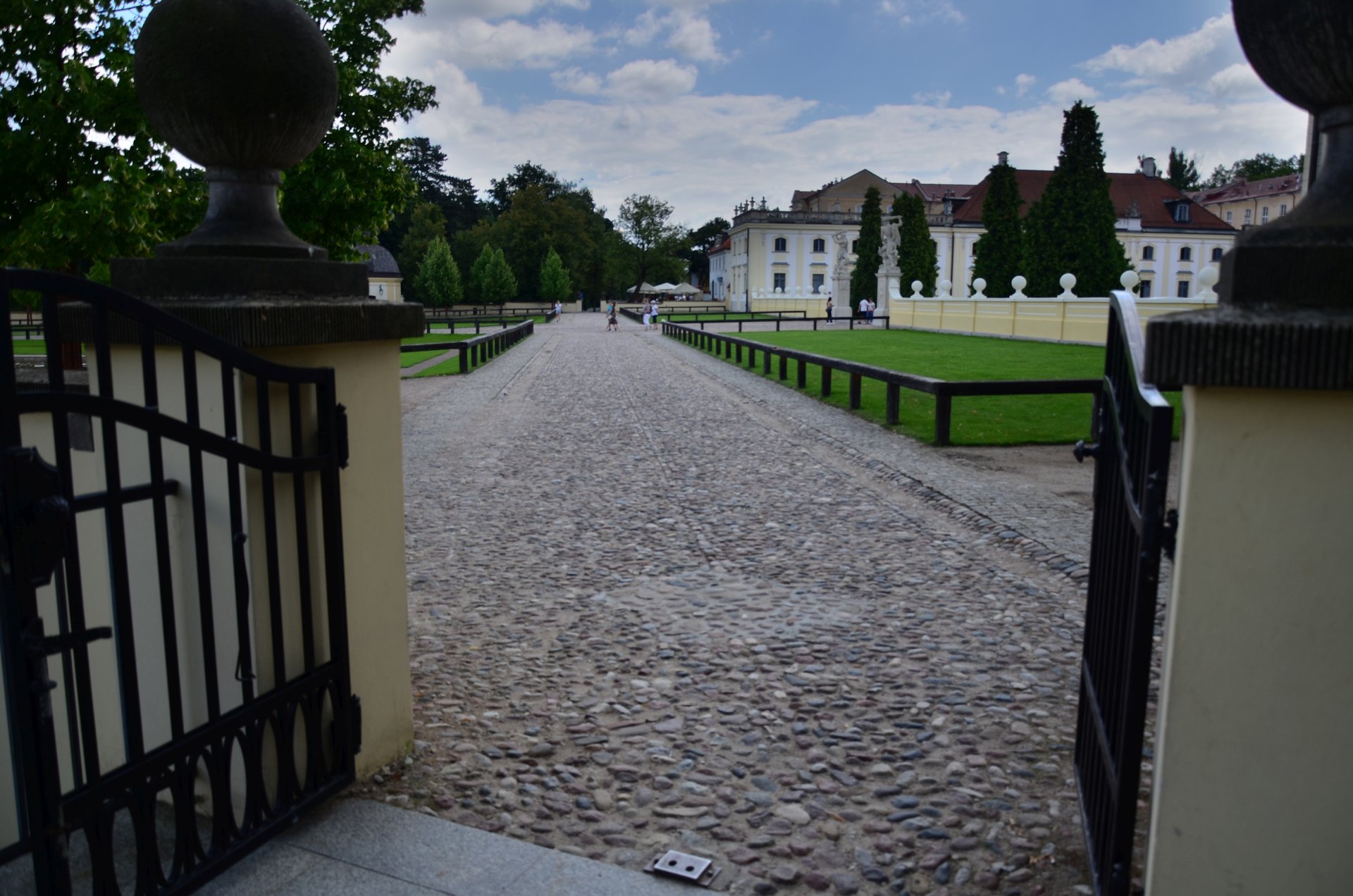 Białystok Pałac Branickich boczna bramafree photo darmowe zdjęcie