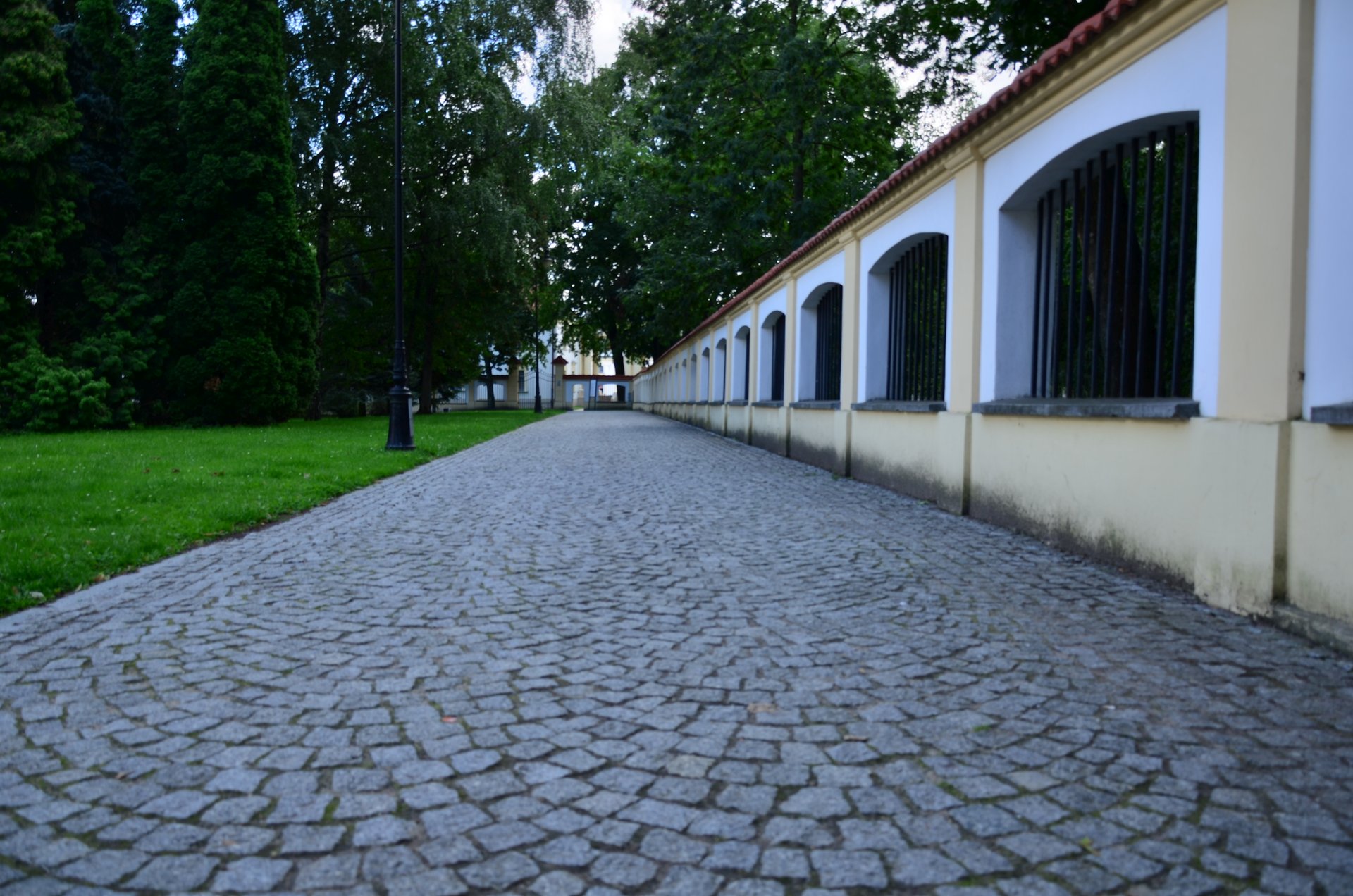 Białystok Pałac Branickich mur ogrodzenie brama bocznafree photo darmowe zdjęcie
