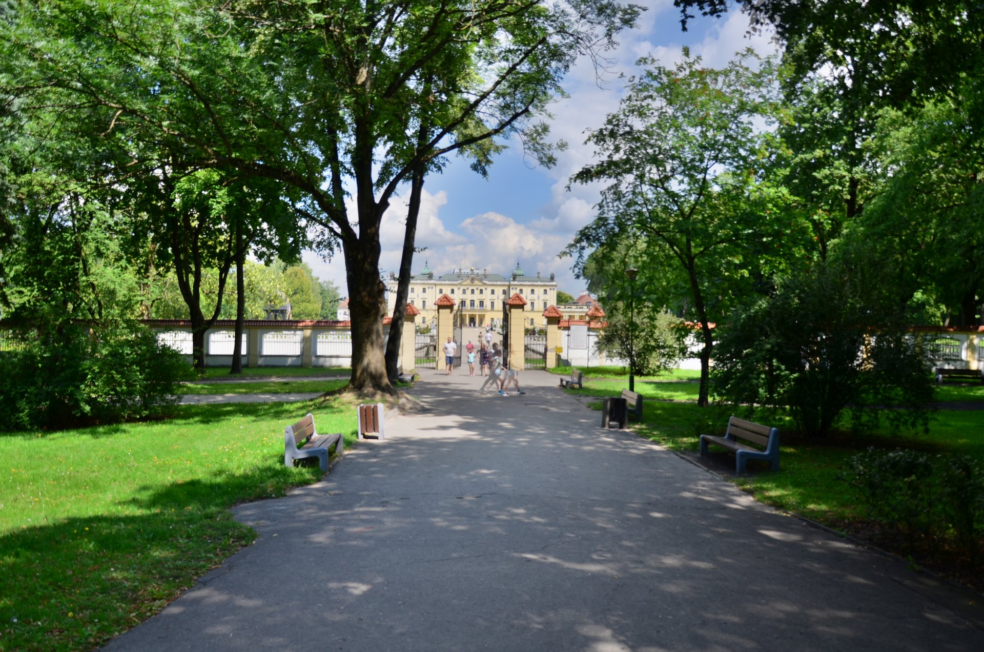 Białystok park Planty alejki bulwary Pałac Branickich bramafree photo darmowe zdjęcie