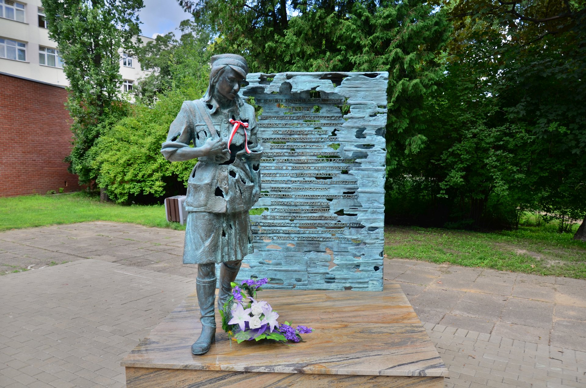 Białystok pomnik Inka Danuta Siedzikówna Żołnierze Wyklęcifree photo darmowe zdjęcie