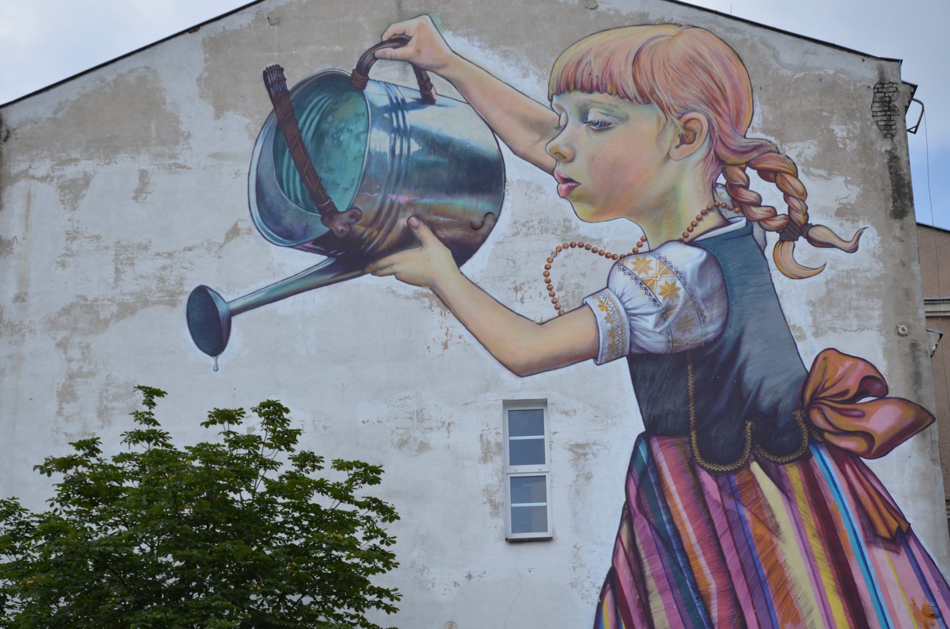 Dziewczynka z konewką mural Piłsudskiego Białystokfree photo darmowe zdjęcie