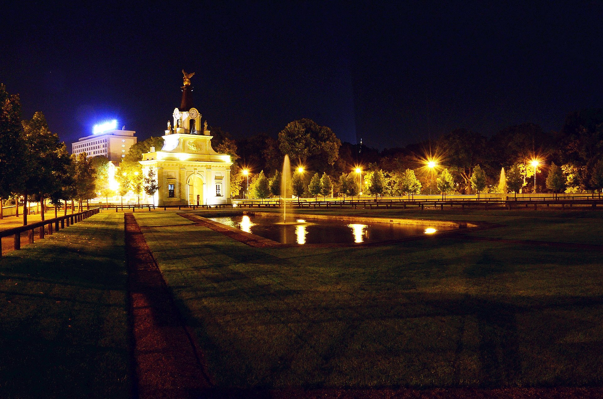 Białystok centrum noc nocą Pałac Branickich fontannafree photo darmowe zdjęcie