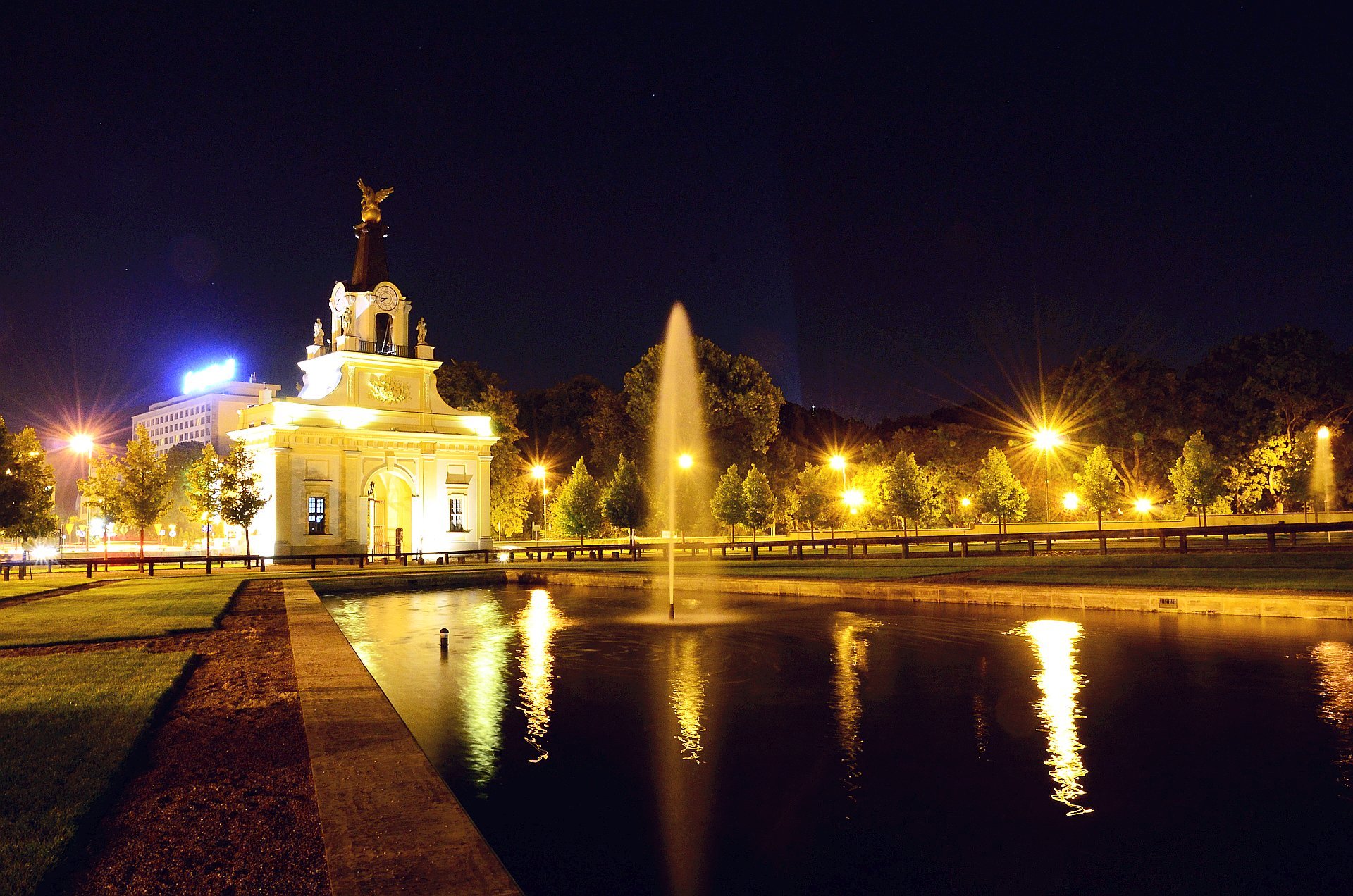 Białystok centrum noc nocą Pałac Branickich fontannafree photo darmowe zdjęcie