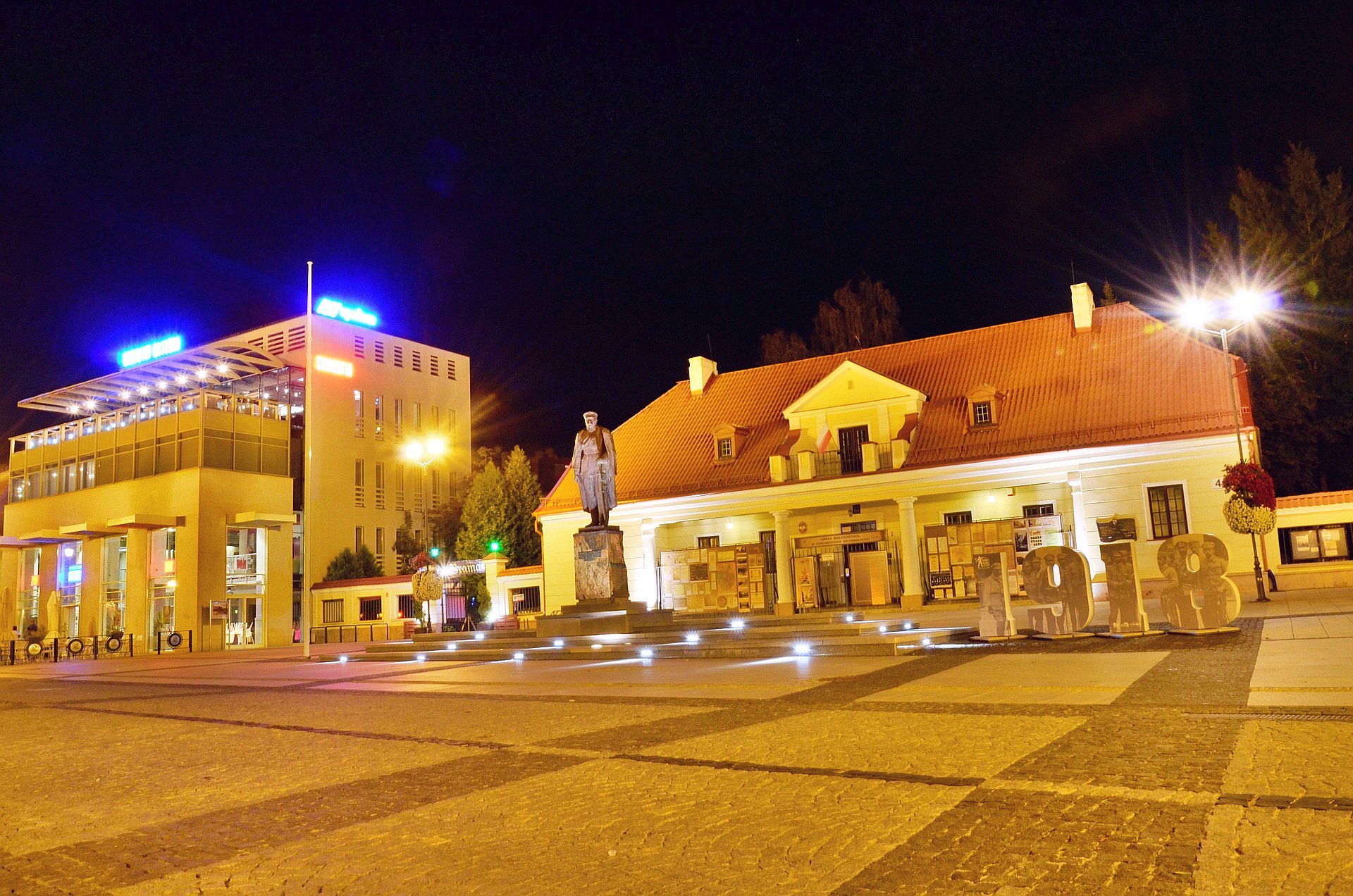 Białystok centrum noc nocą Rynek Kościuszki pomnik Józef Piłsudskifree photo darmowe zdjęcie