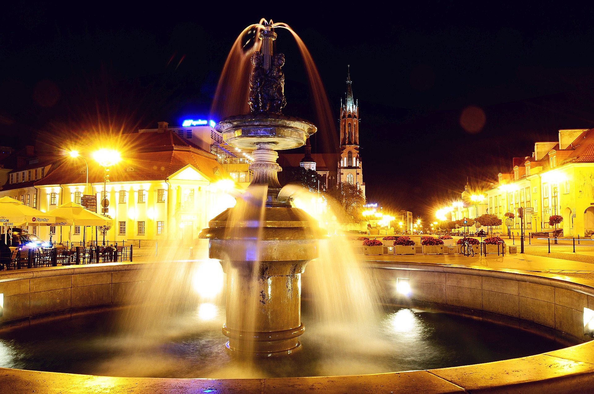 Białystok centrum noc nocą Rynek Kościuszki fontannafree photo darmowe zdjęcie