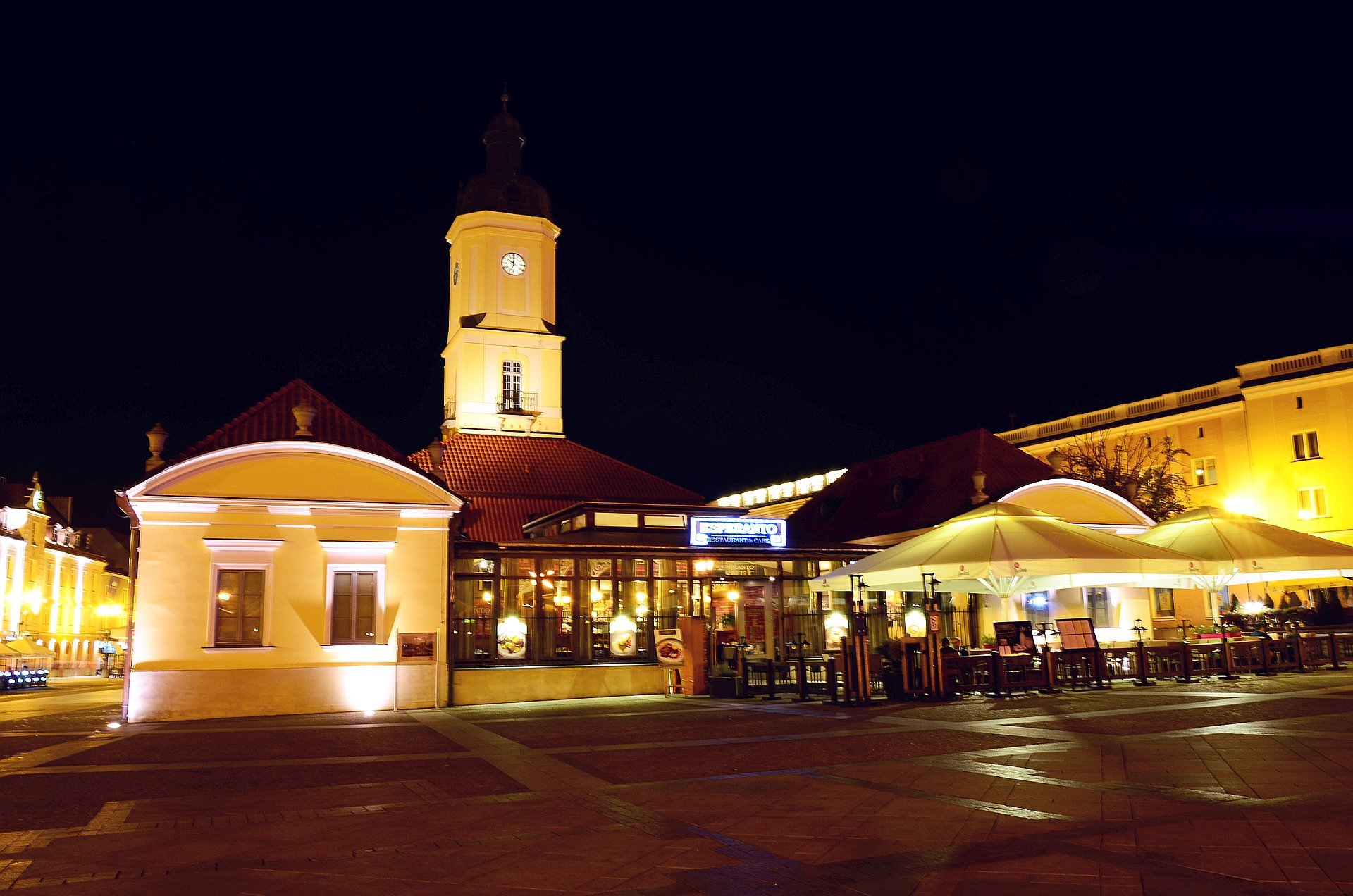 Białystok centrum noc nocą Rynek Kościuszki ratuszfree photo darmowe zdjęcie