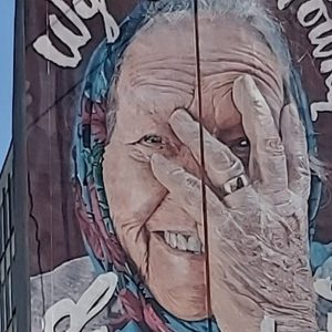 Mural z Babcią Eugenią wraca na ul. Skłodowskiej. Urzędnicy obeszli prawo żeby go szybko namalować.