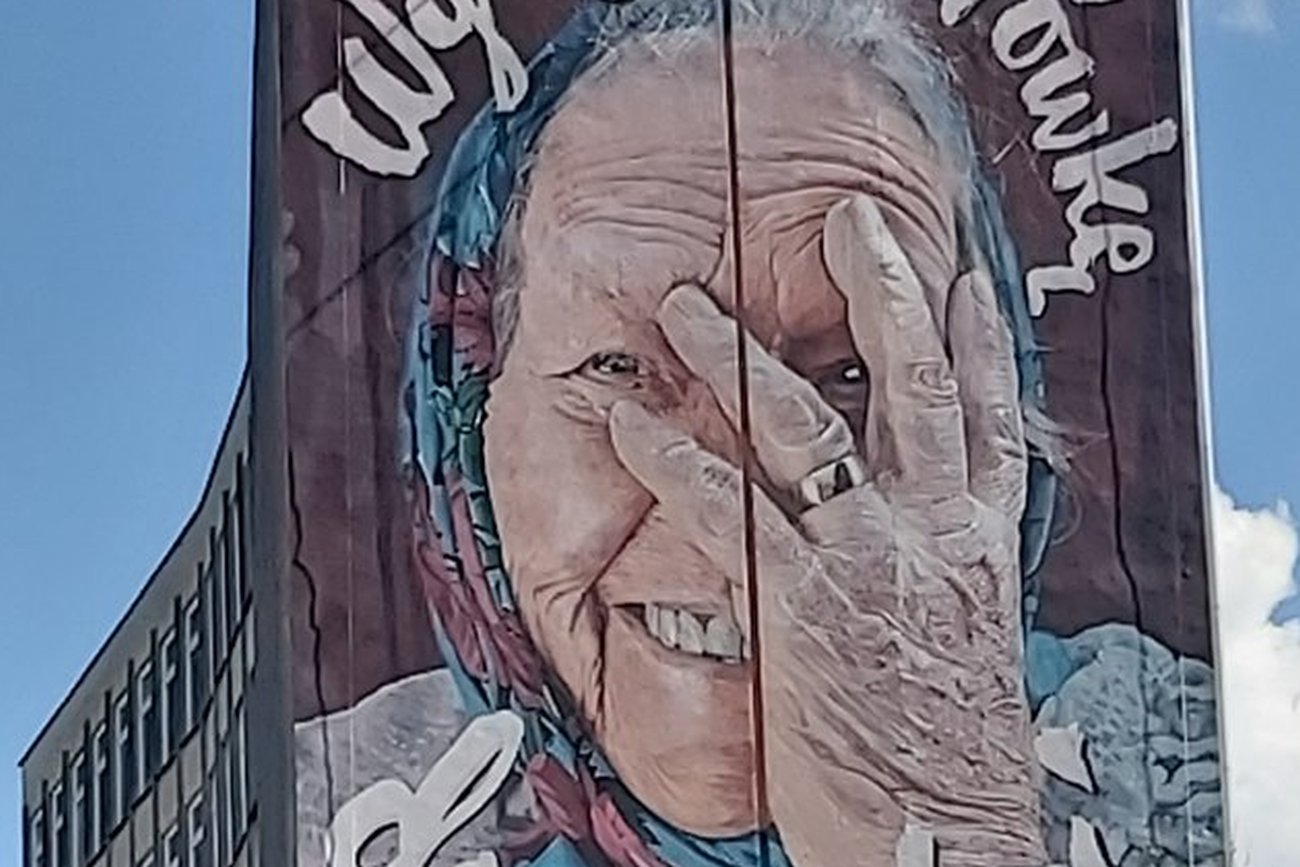 Mural z Babcią Eugenią wraca na ul. Skłodowskiej. Urzędnicy obeszli prawo żeby go szybko namalować.
