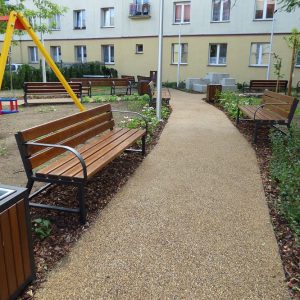 Lepszy mini-park niż beton. Brzydki zakątek zmienił się na lepsze.