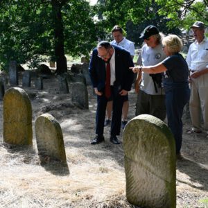 Sensacyjne odkrycie na cmentarzu żydowskim. Co dalej ze znaleziskiem?