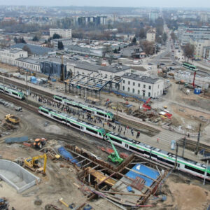 Cały krajobraz wokół białostockiego dworca kolejowego się zmienia. Prace trwają na odcinku 70 km.