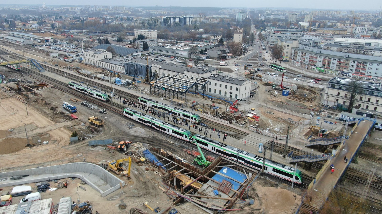 Cały krajobraz wokół białostockiego dworca kolejowego się zmienia. Prace trwają na odcinku 70 km.