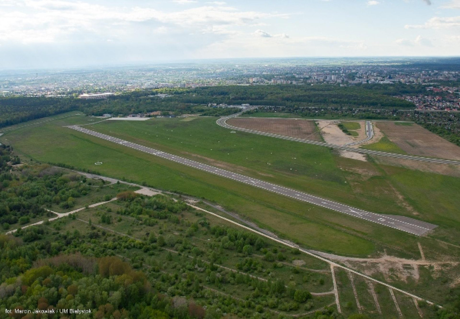 Co dalej z Krywlanami? Będą budować hangar, a las jak rósł tak rośnie.
