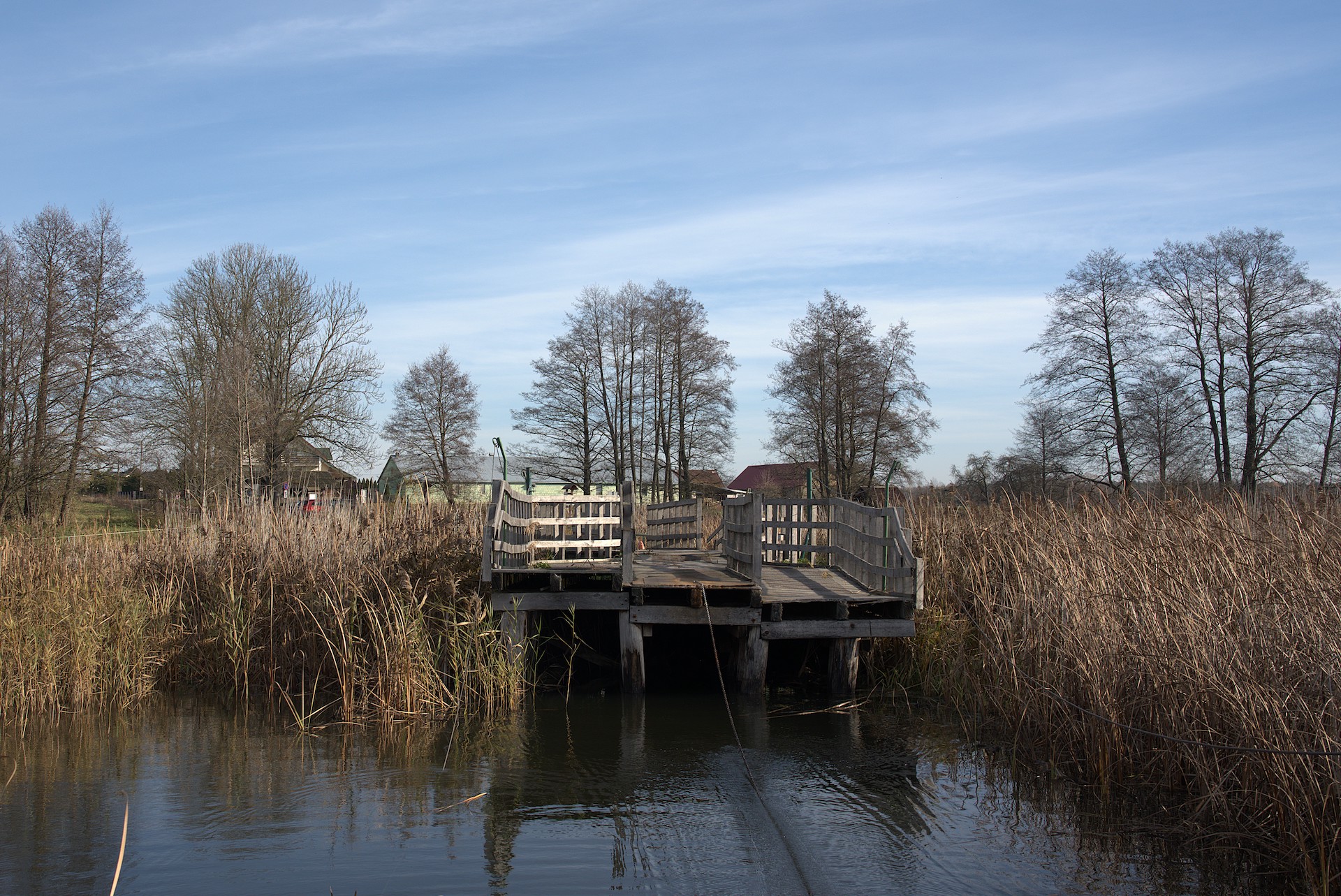 Kładka Waniewo–Śliwno znów otwarta. Jak długo podziała? Wody jak nie było, tak nie ma.