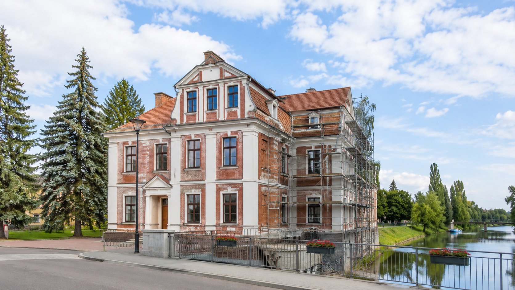 Augustów. Wody Polskie remontują zabytkowy Budynek Zarządu Wodnego