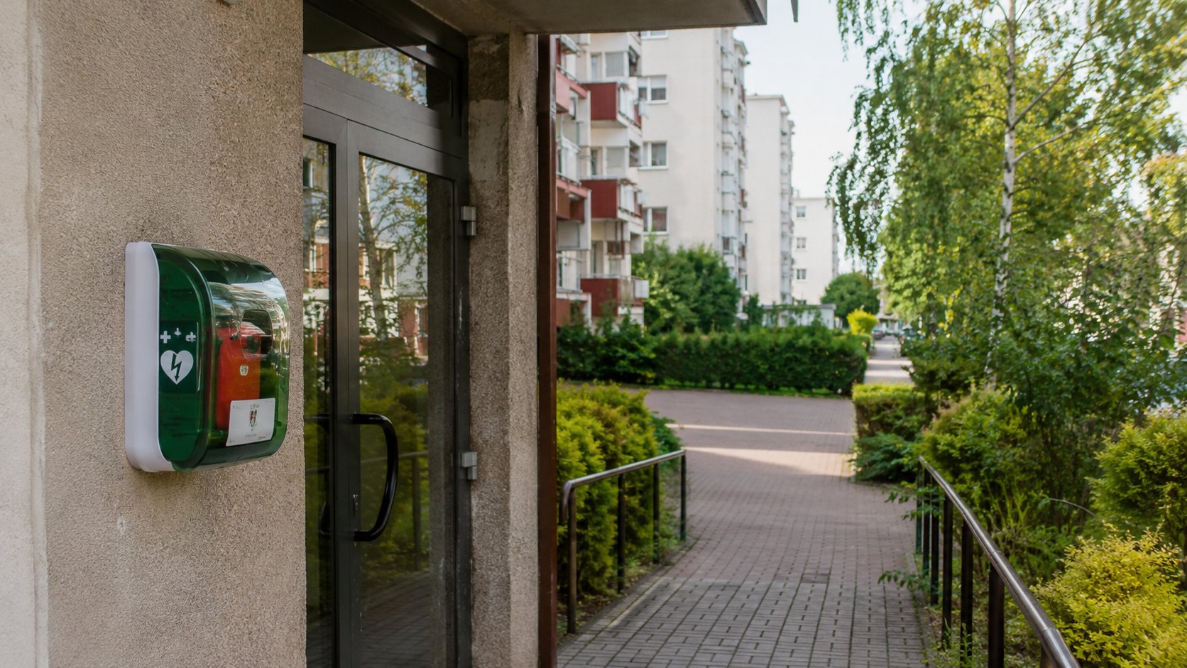 Białystok. Na osiedlach Słoneczny Stok zamontowano nowe defibrylatory AED
