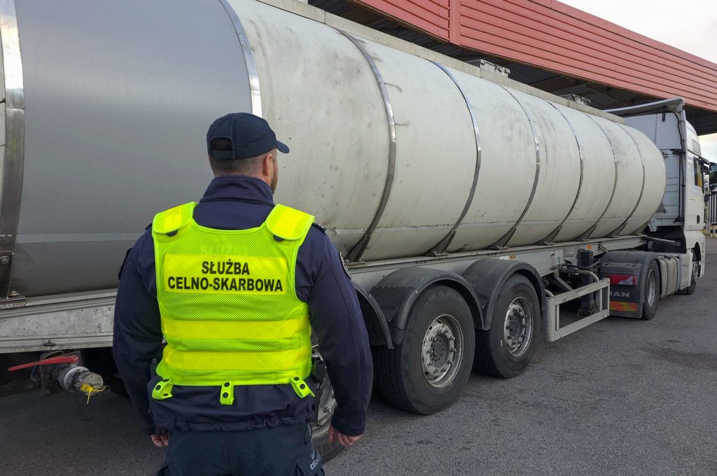 Budzisko. KAS zatrzymała cysternę z ponad 31 tys. litrów nielegalnie przewożonego paliwa