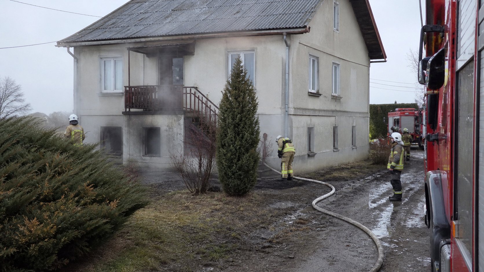Drozdowo: pożar w piwnicy domu, sześć zastępów na miejscu