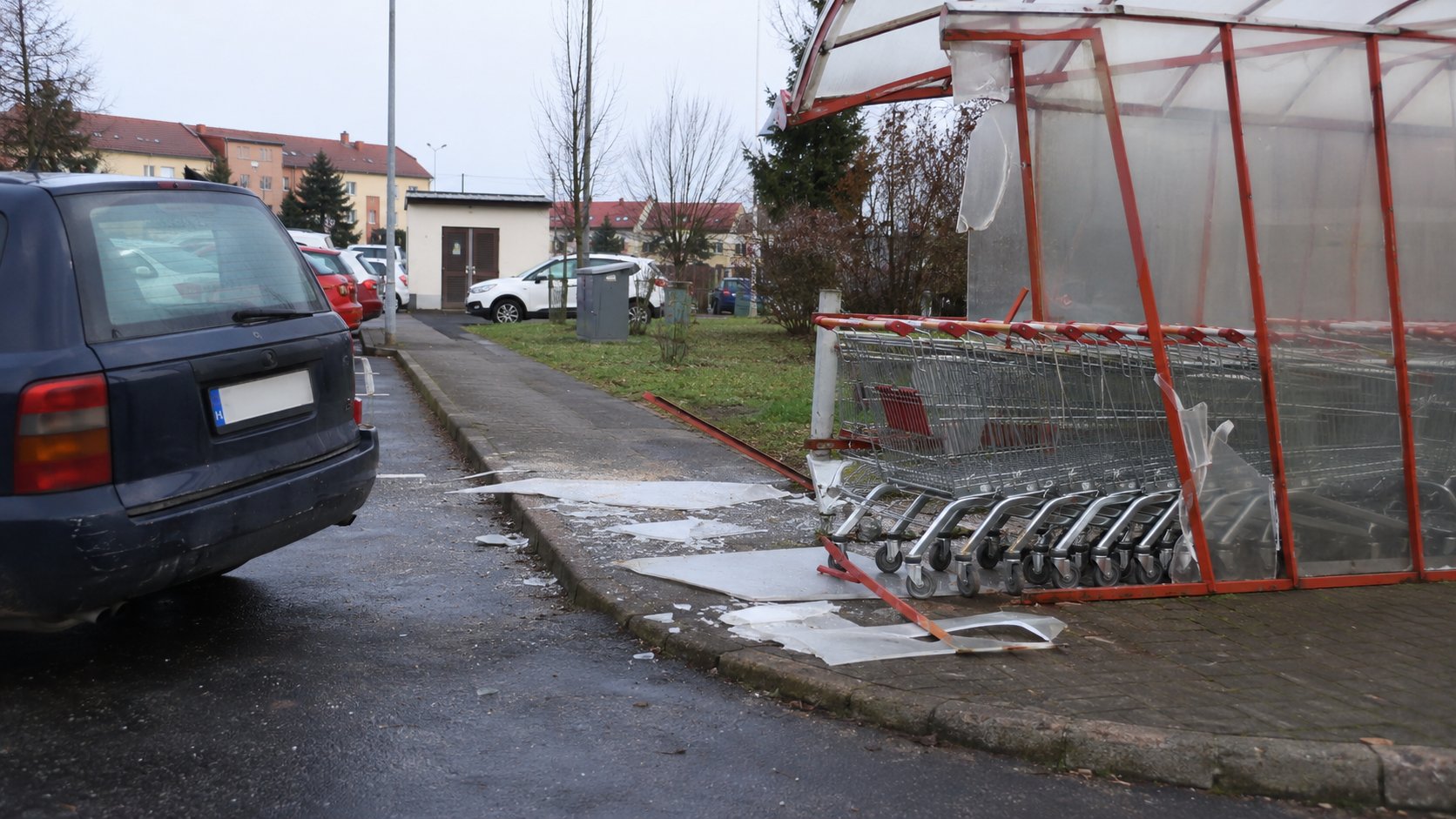 Kolno. 65-latek odpowie za uszkodzenie wiaty i odjazd z parkingu