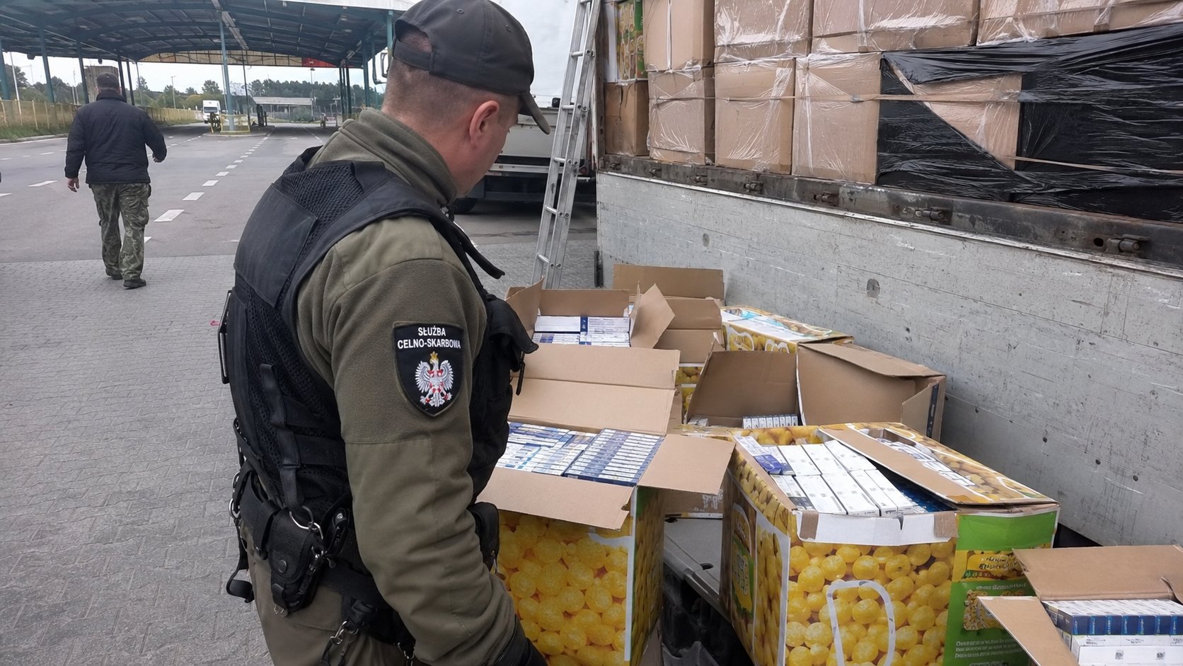 Kuźnica: 554 paczki papierosów ukryte w pudełkach po chrupkach, kierowca z mandatem 14,7 tys. zł