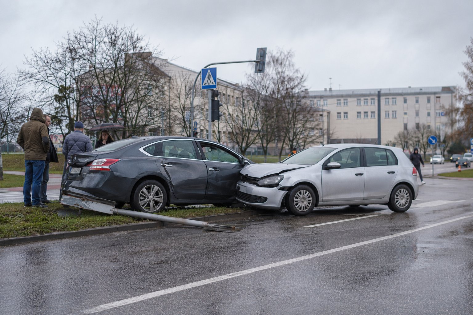 Łomża. Zderzenie dwóch aut przy wyjeździe ze szpitala, jedna osoba trafiła na badania