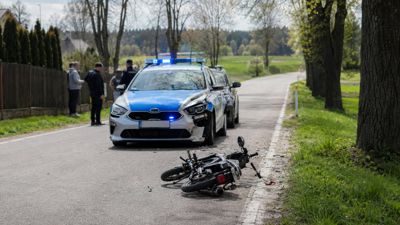 Perlejewo. Pijany motorowerzysta uderzył w radiowóz