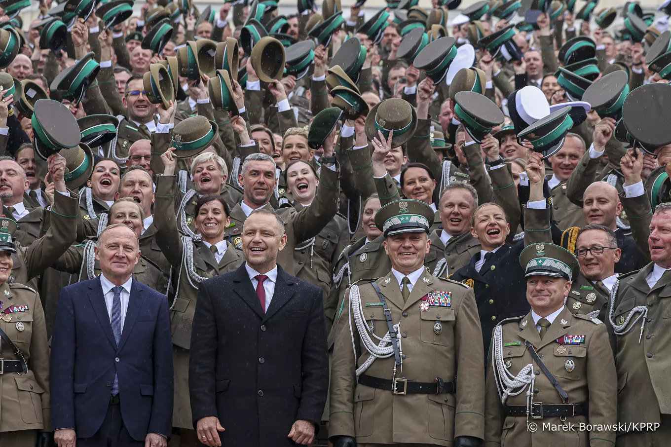 Podlaskie. Oddział Straży Granicznej z flagą RP po centralnych obchodach święta
