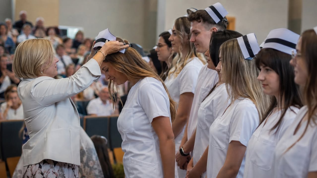 Suwałki. 55 studentów pielęgniarstwa odebrało czepki