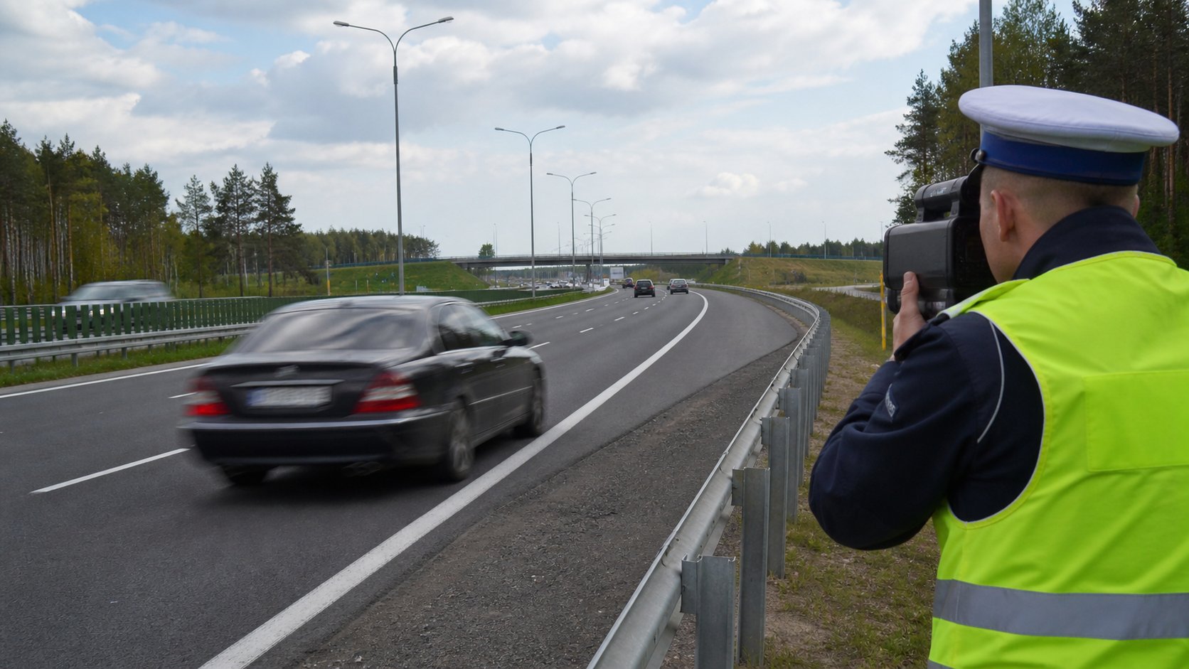 Złotoria. 42-latek jechał 213 km/h na S8