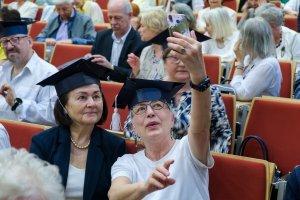 Białystok. 192 seniorów odebrało dyplomy po zajęciach na UMB