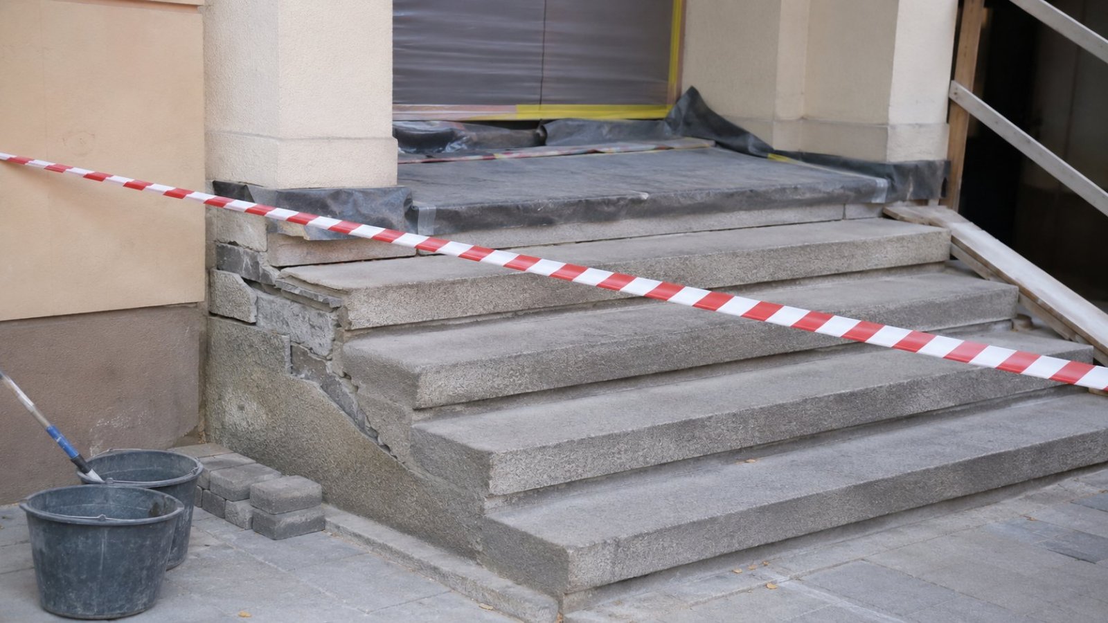 Dąbrowa Białostocka. Do urzędu trzeba wejść od strony parkingu