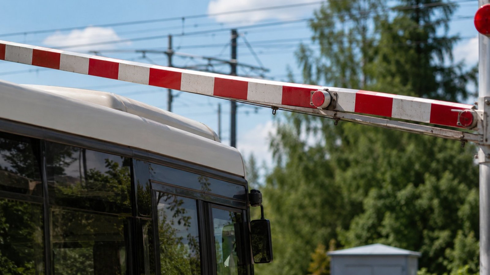 Łomża. Policja wyjaśnia zdarzenie z autobusem na przejeździe kolejowym