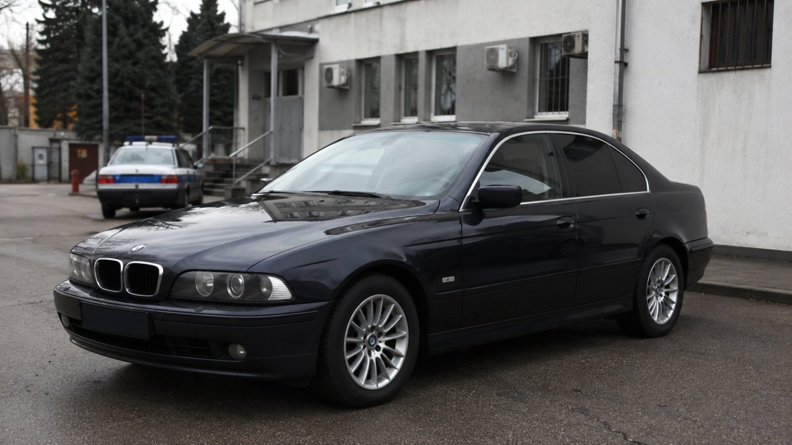 Łomża. Policjanci zatrzymali parę podejrzaną o kradzież BMW
