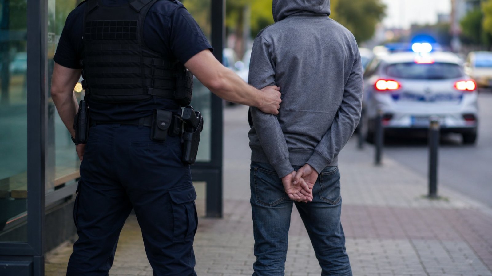Białystok. Policjant po służbie zatrzymał podejrzanego o usiłowanie rozboju