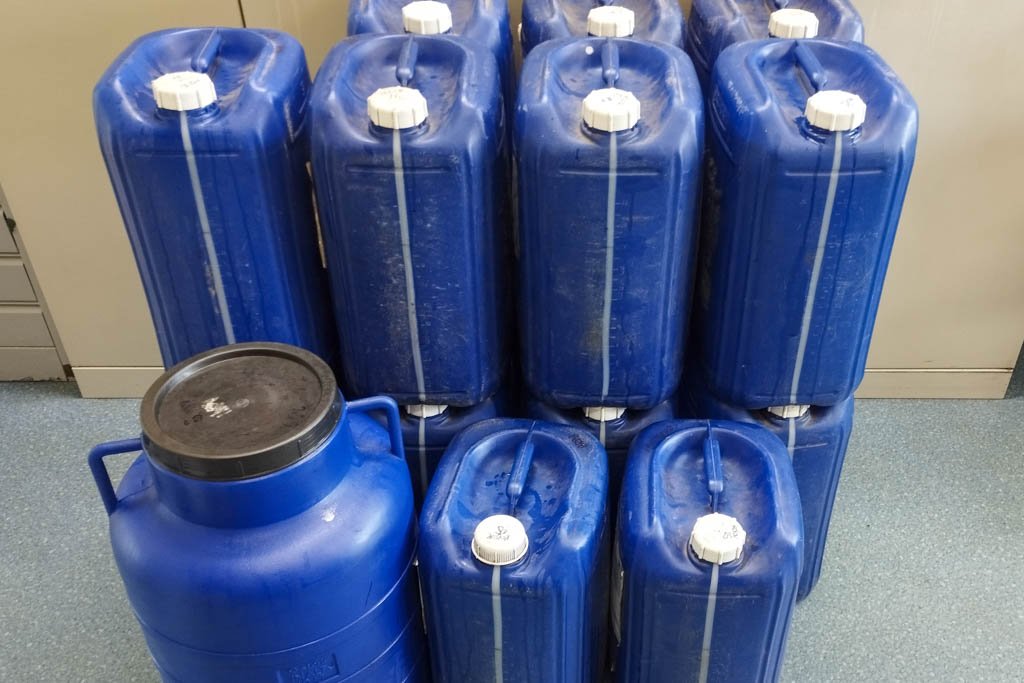 Gródek. KAS przejęła 490 litrów nielegalnego alkoholu