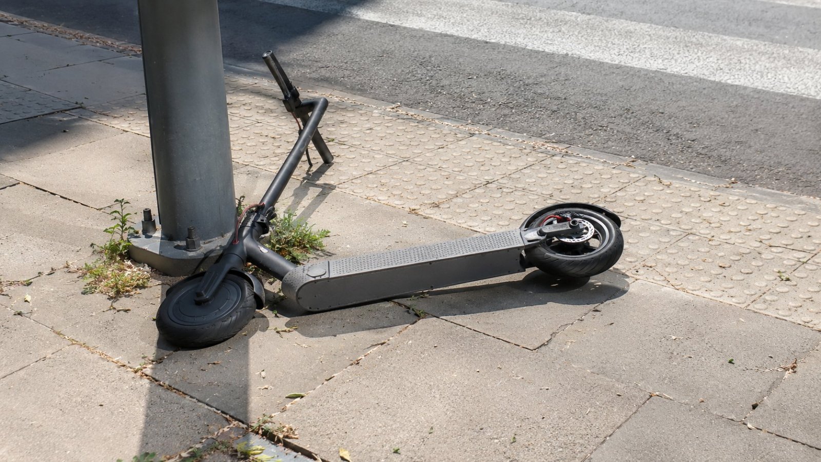 Suwałki. Nastolatka spadła z hulajnogi elektrycznej bez kasku