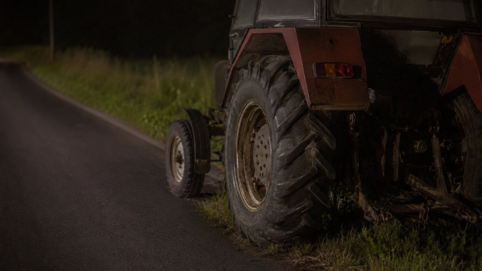 Trasa Sejny - Suwałki. Pijany kierujący zostawił nieoświetlony ciągnik na jezdni