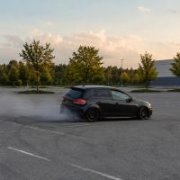 20-latek-driftowa-na-parkingu-w-Zambrowie.-Straci-prawo-jazdy