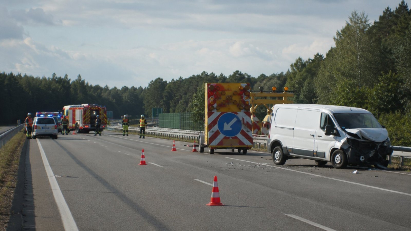 Bus uderzył w pojazd drogowców na trasie S8