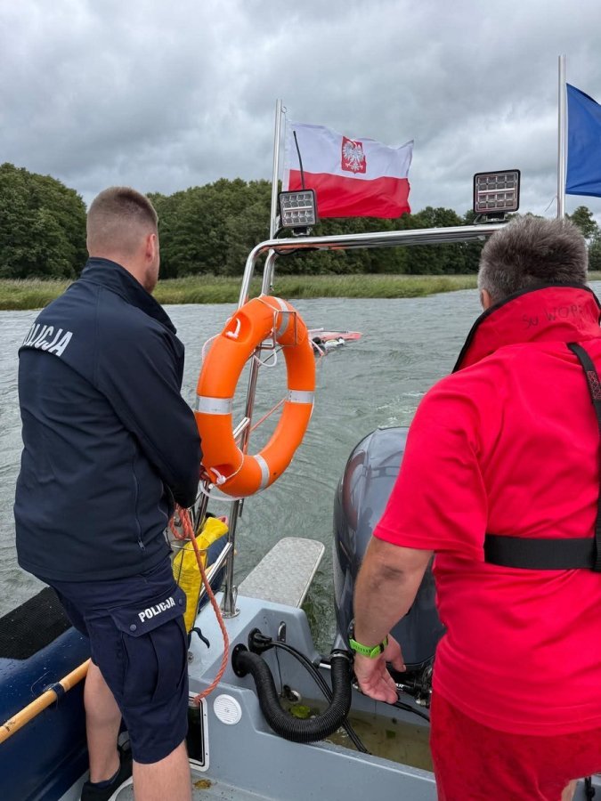 Windsurfer nie mógł wrócić do brzegu. Pomogli wodniacy na Wigrach