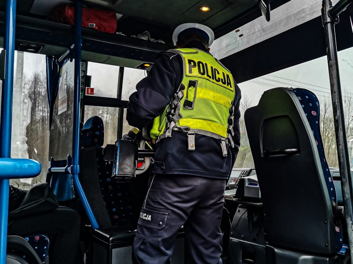 Kierowca gimbusa przywiózł dzieci do szkoły po alkoholu