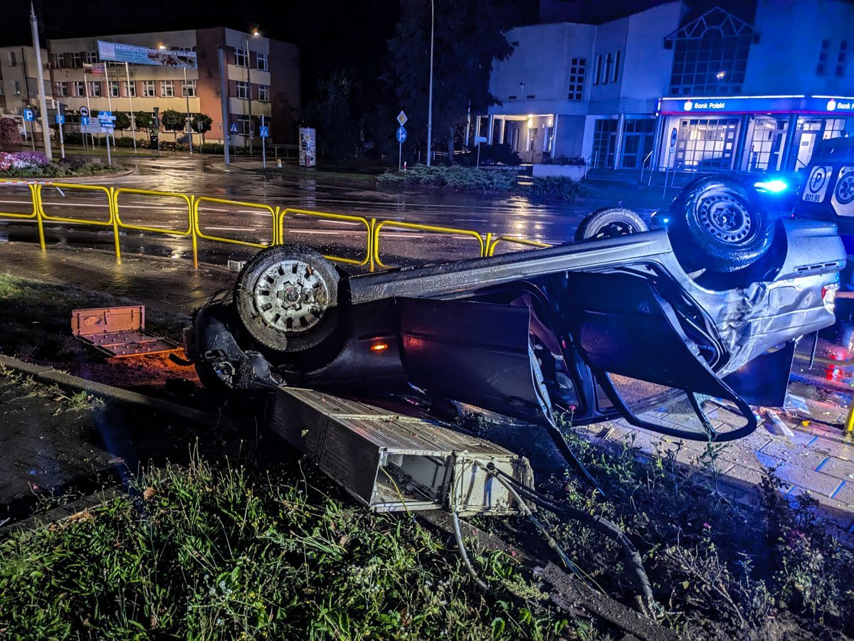 Nietrzeźwy 18-latek dachował BMW w centrum Hajnówki