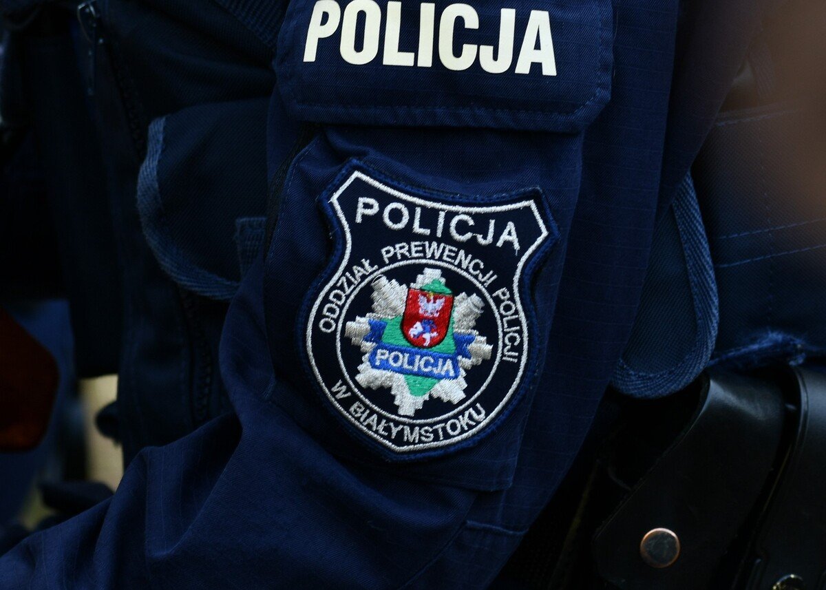 Przed kontrolą wyrzucił narkotyki przez szybę samochodu