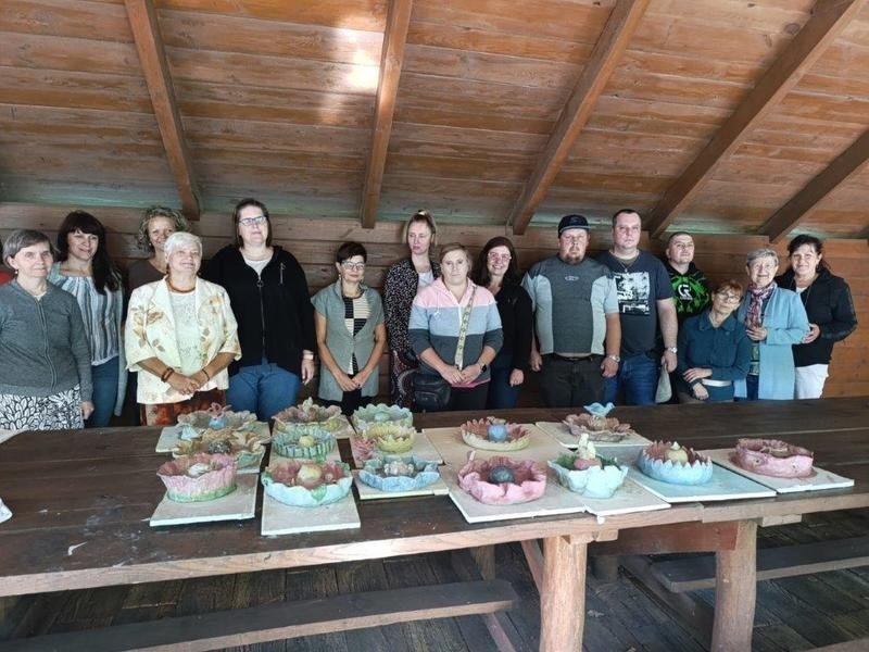 W Hajnówce osoby z niepełnosprawnościami tworzyły ceramikę inspirowaną naturą
