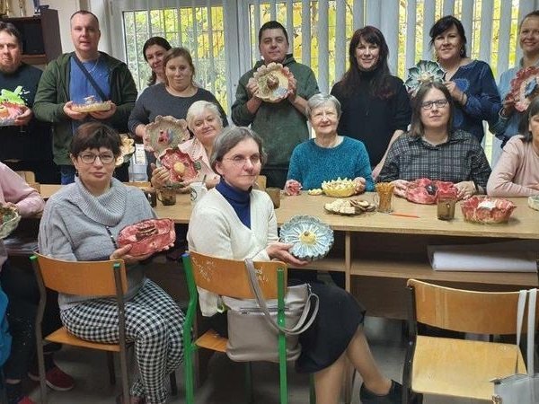 Ceramiczne kwiaty i owady ozdobią ogrody w Hajnówce
