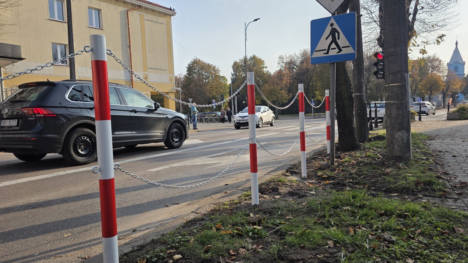 Nowe słupki wygrodzeniowe przy ulicy Mickiewicza