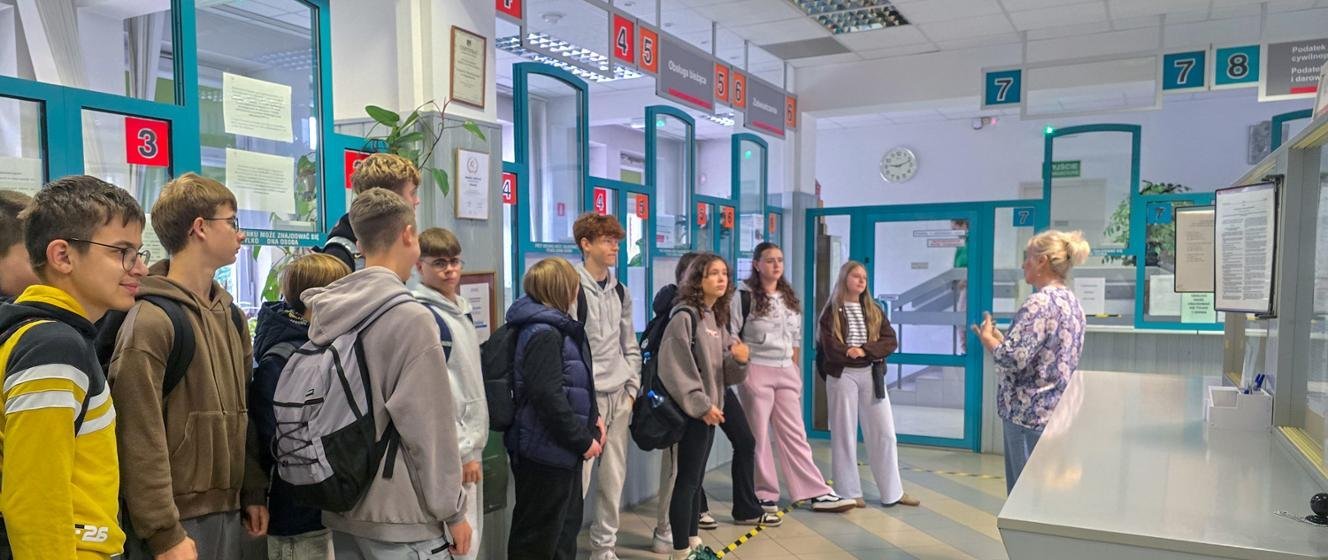 Ósmoklasiści z Augustowa poznali pracę urzędu skarbowego